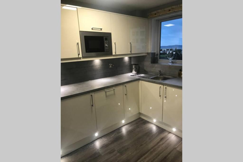 Largs Sea Front, Modern Apartment ภายนอก รูปภาพ
