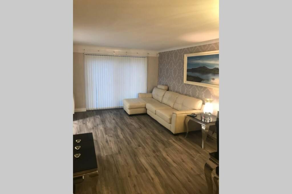 Largs Sea Front, Modern Apartment ภายนอก รูปภาพ